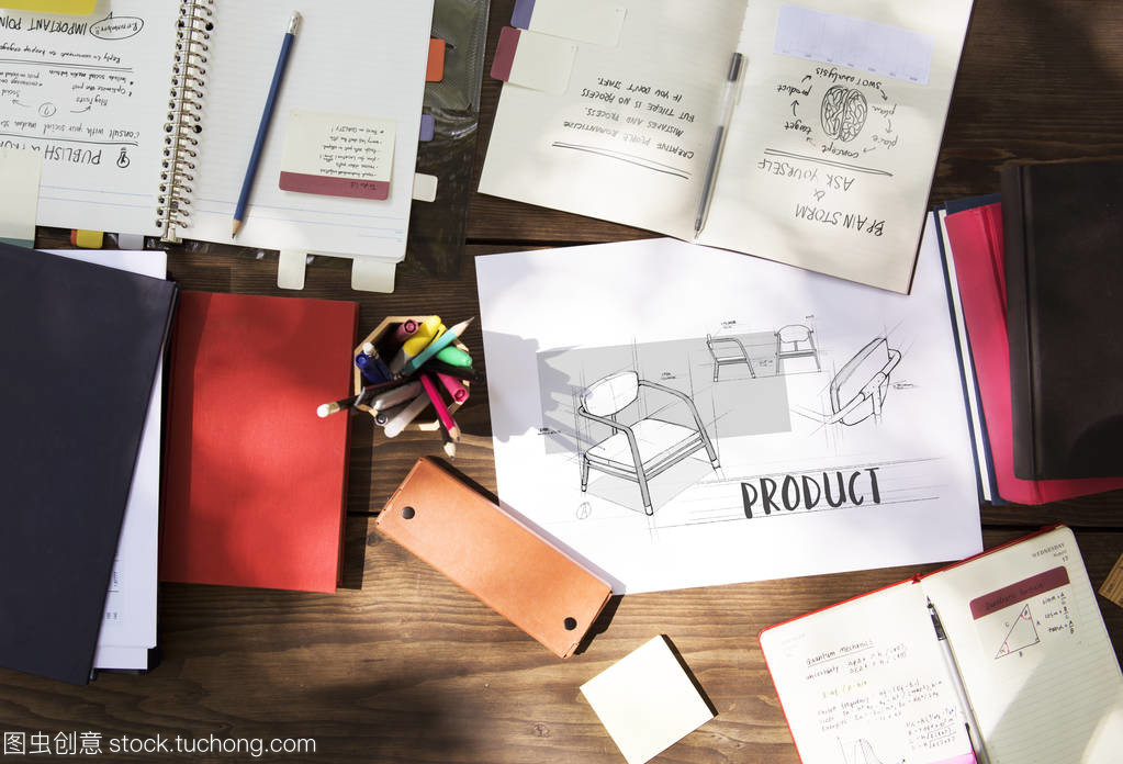 工作桌上的辦公用品與計算機網(wǎng)絡系統(tǒng)